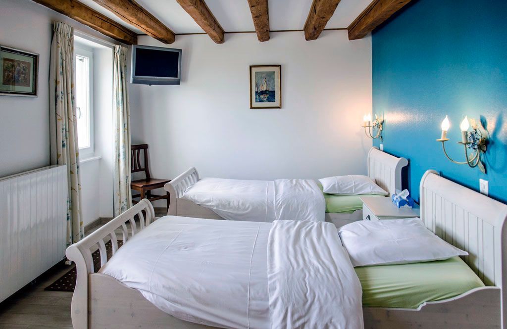 Auberge de Dully - Hôtel à Dully - chambre double - deux lits