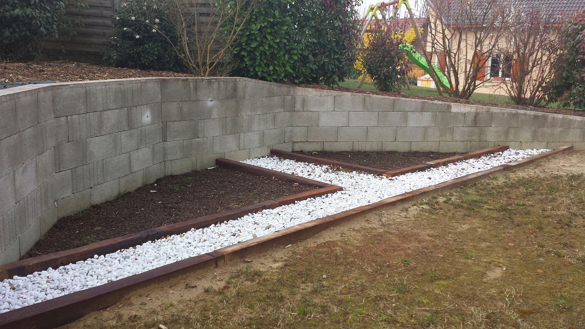 Petit muret de maintien en traverse de chêne