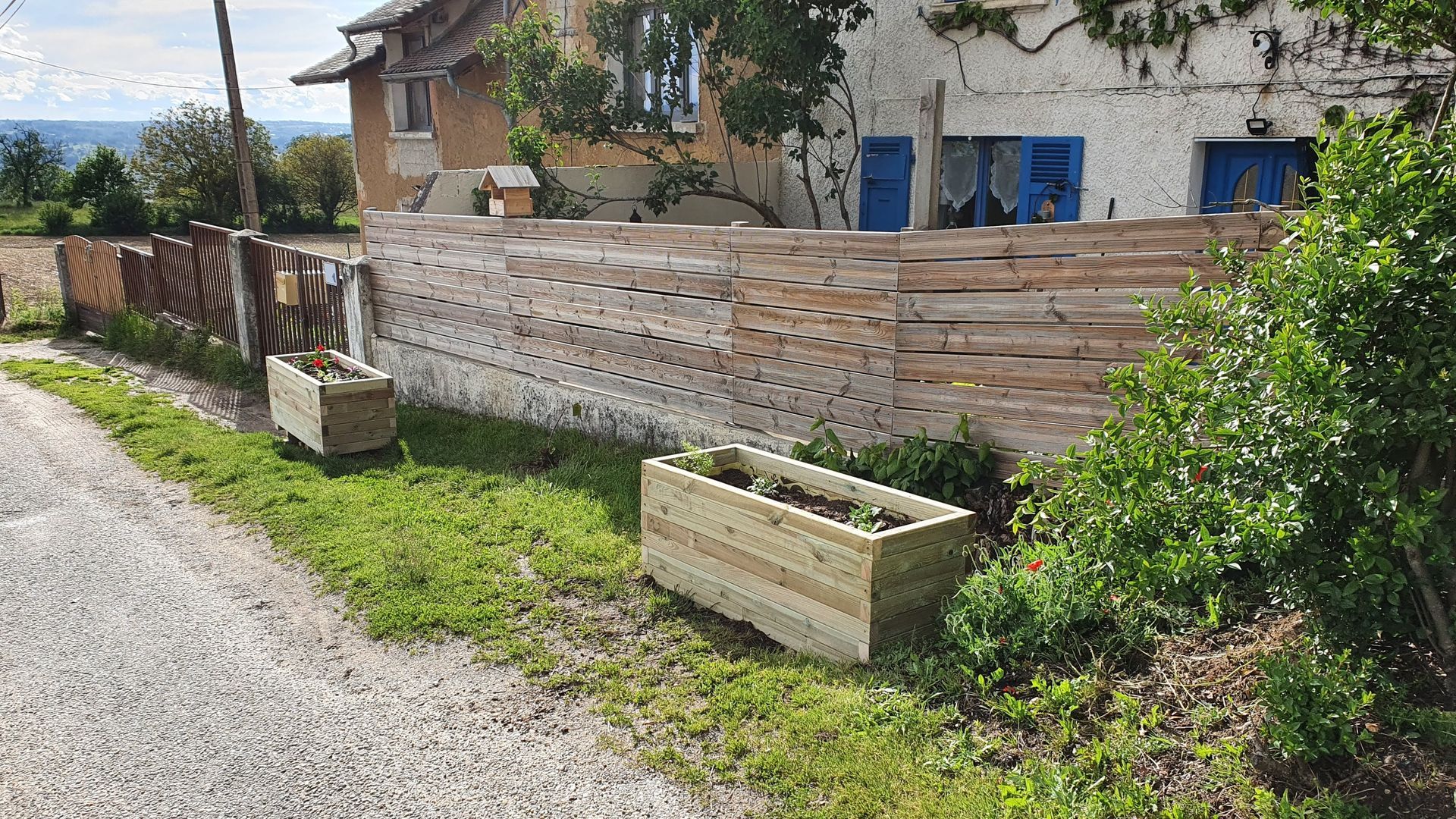 Clôture et jardinières en bois