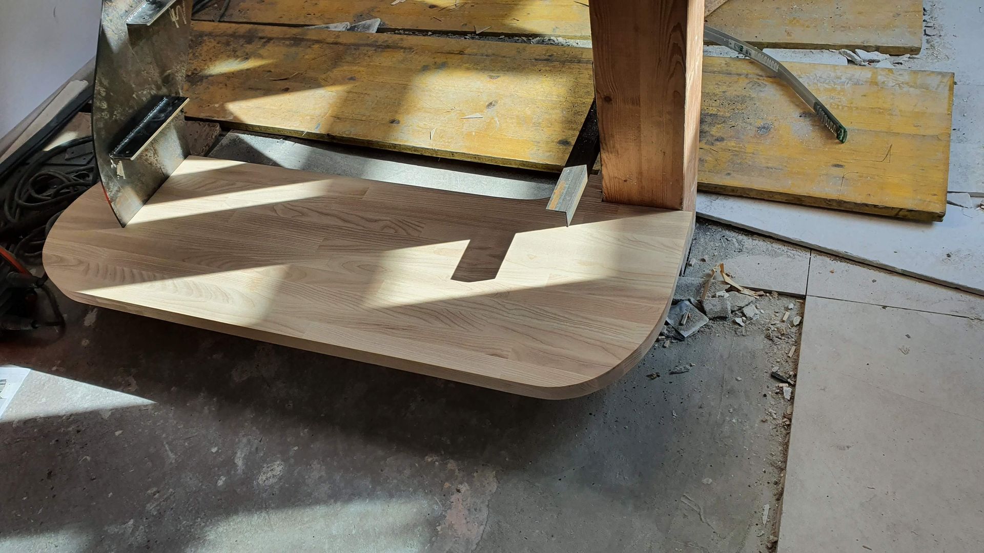 Installation de la première marche de l'escalier