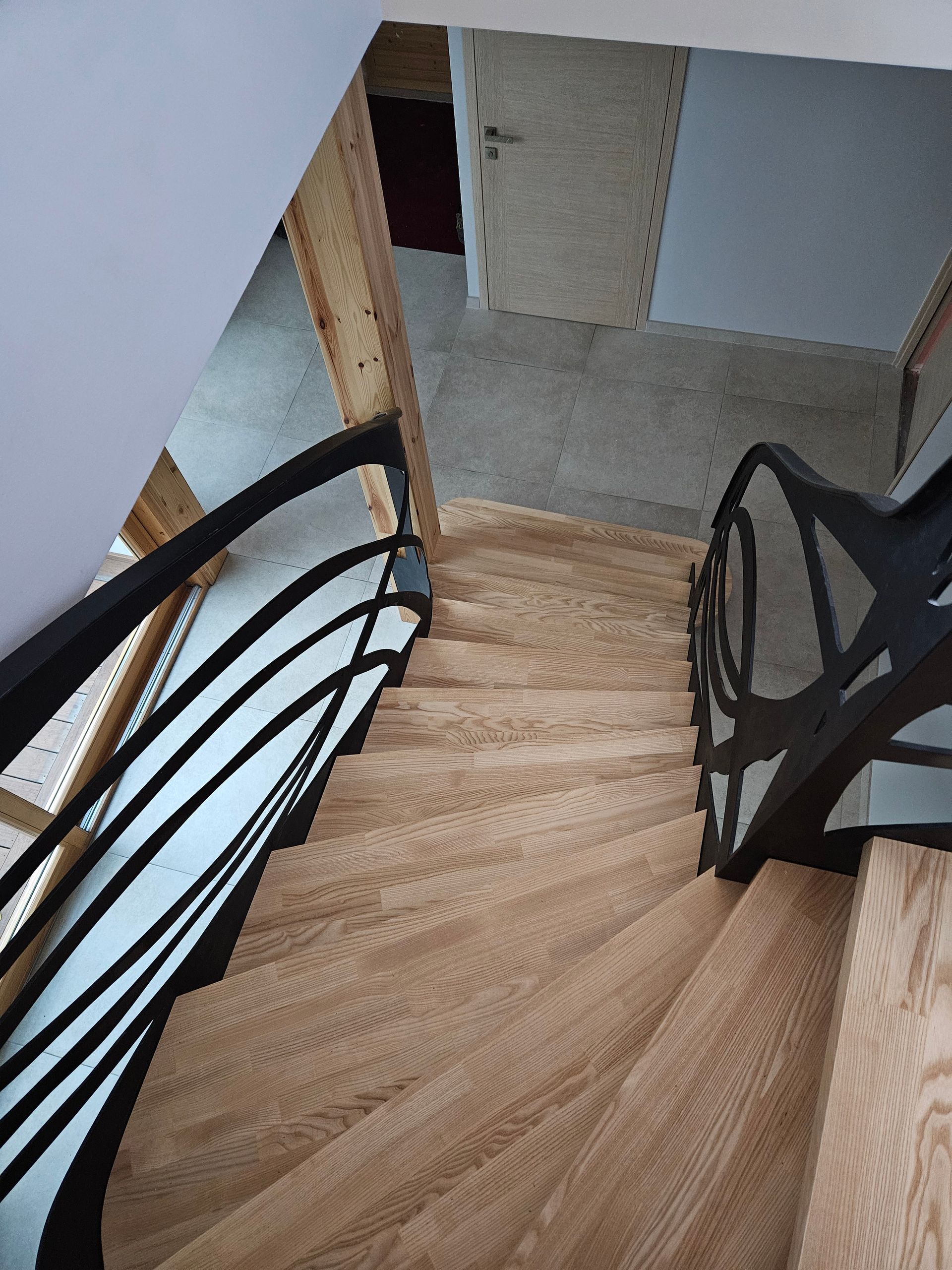 Vue complète de l'escalier en bois