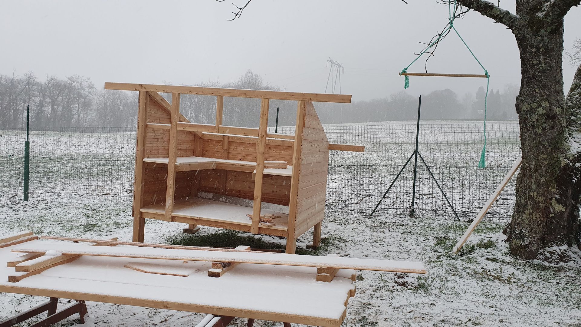 Petite charpente sous la neige