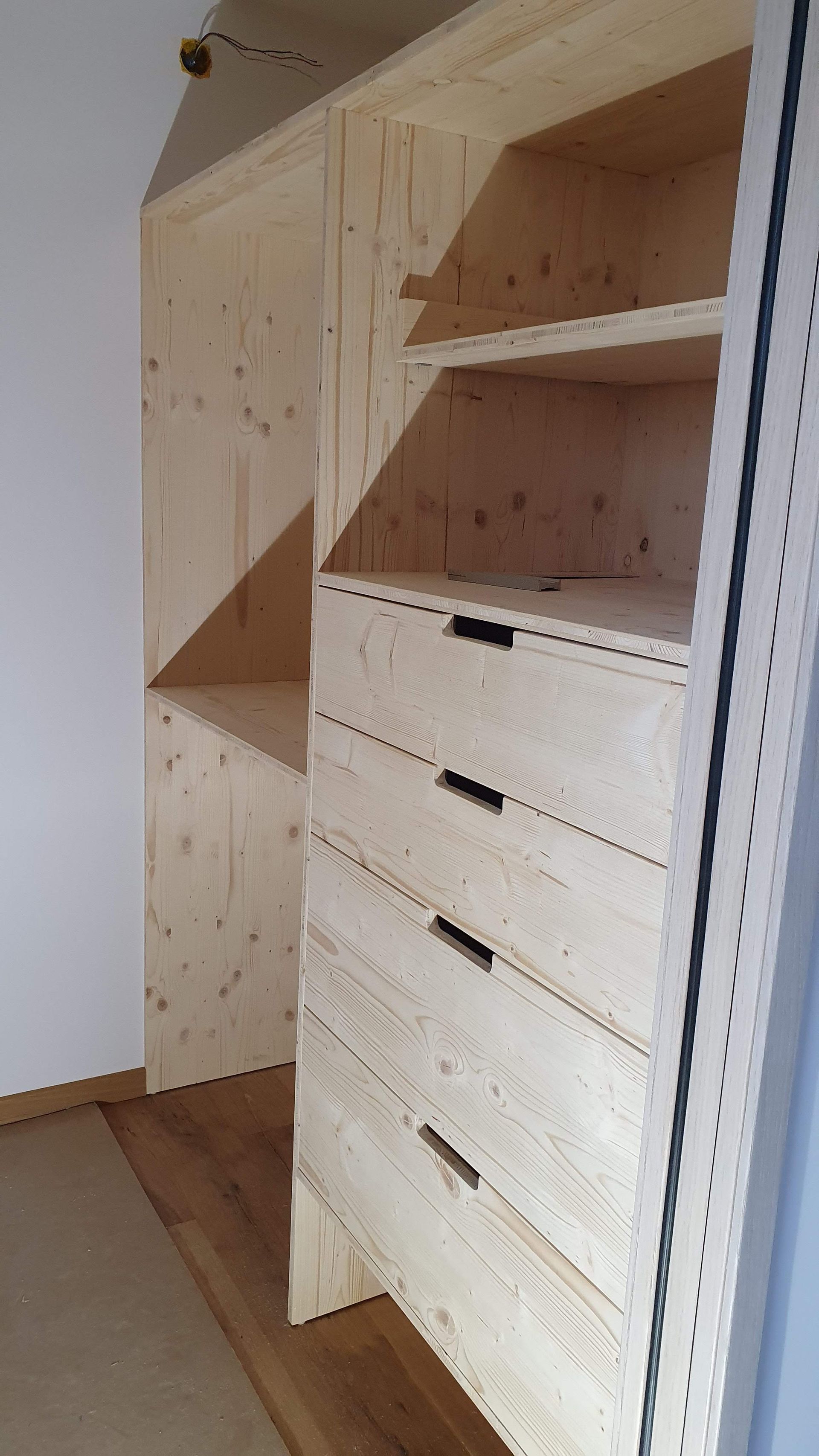 Dressing en bois avec tiroirs