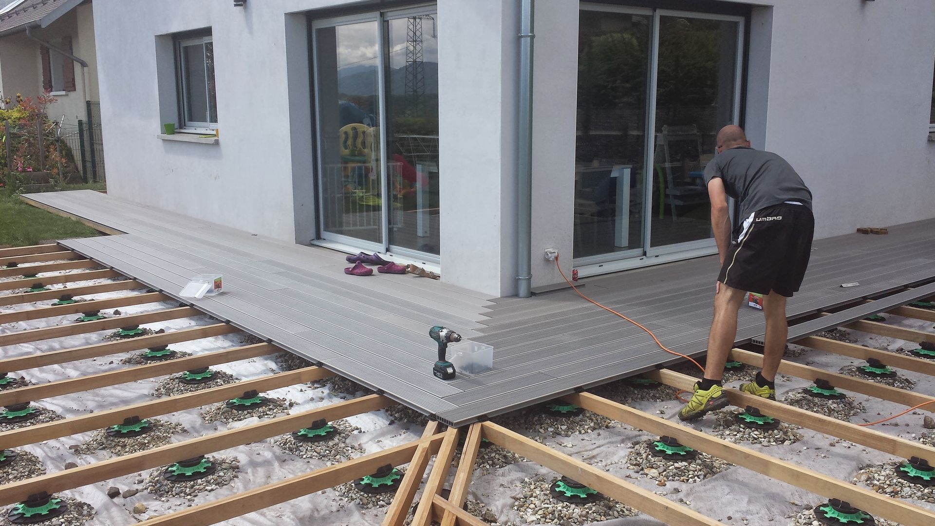 Construction de terrasse en bois grise
