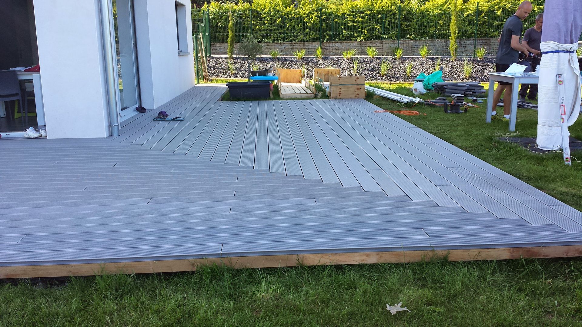 Terrasse en bois bicolore