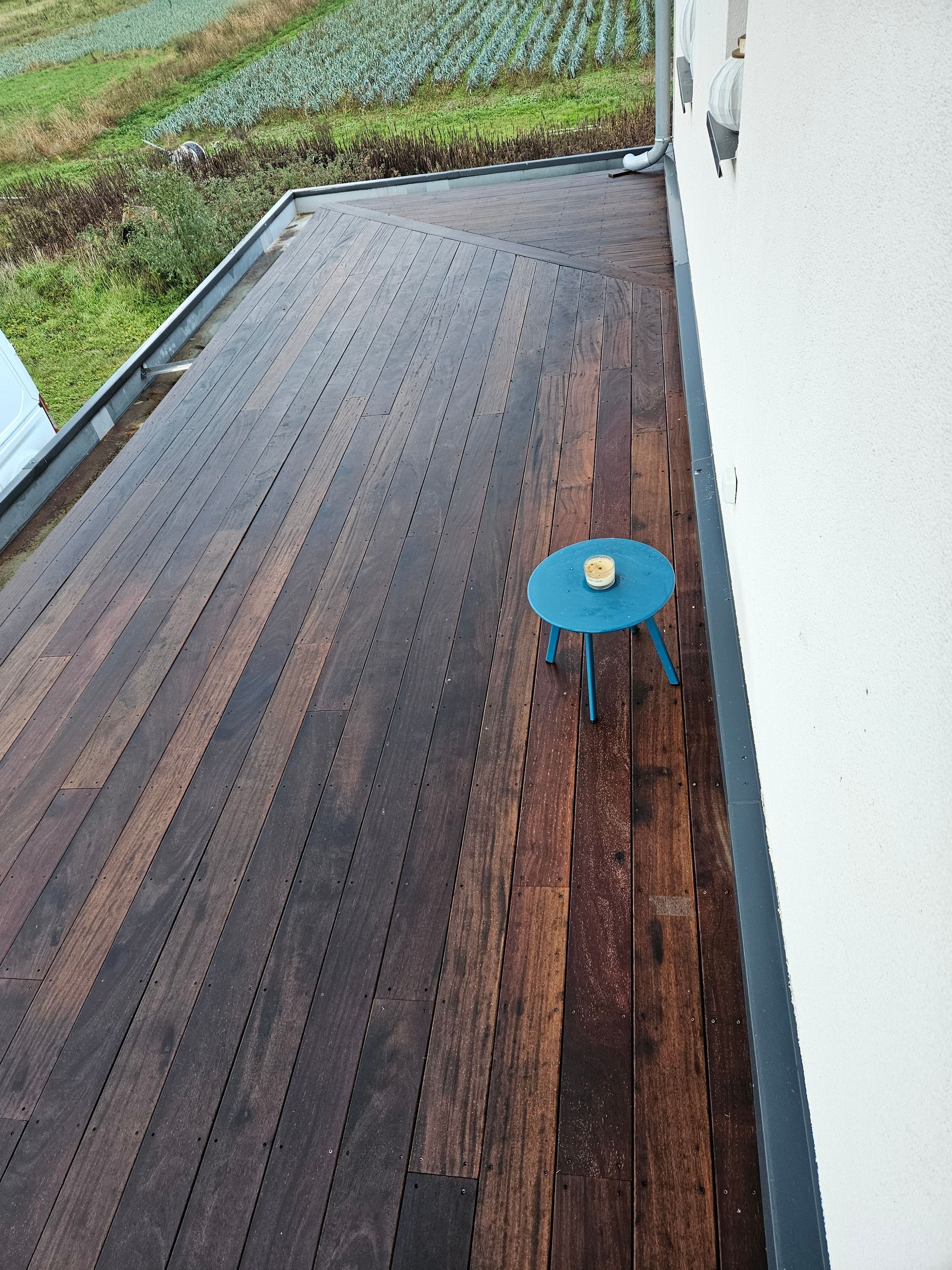 Terrasse en bois foncé