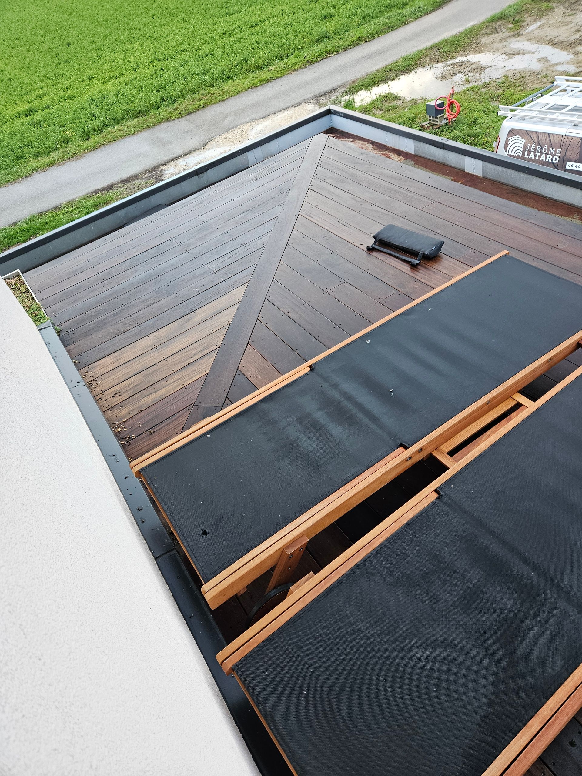 Création de terrasse en bois foncé