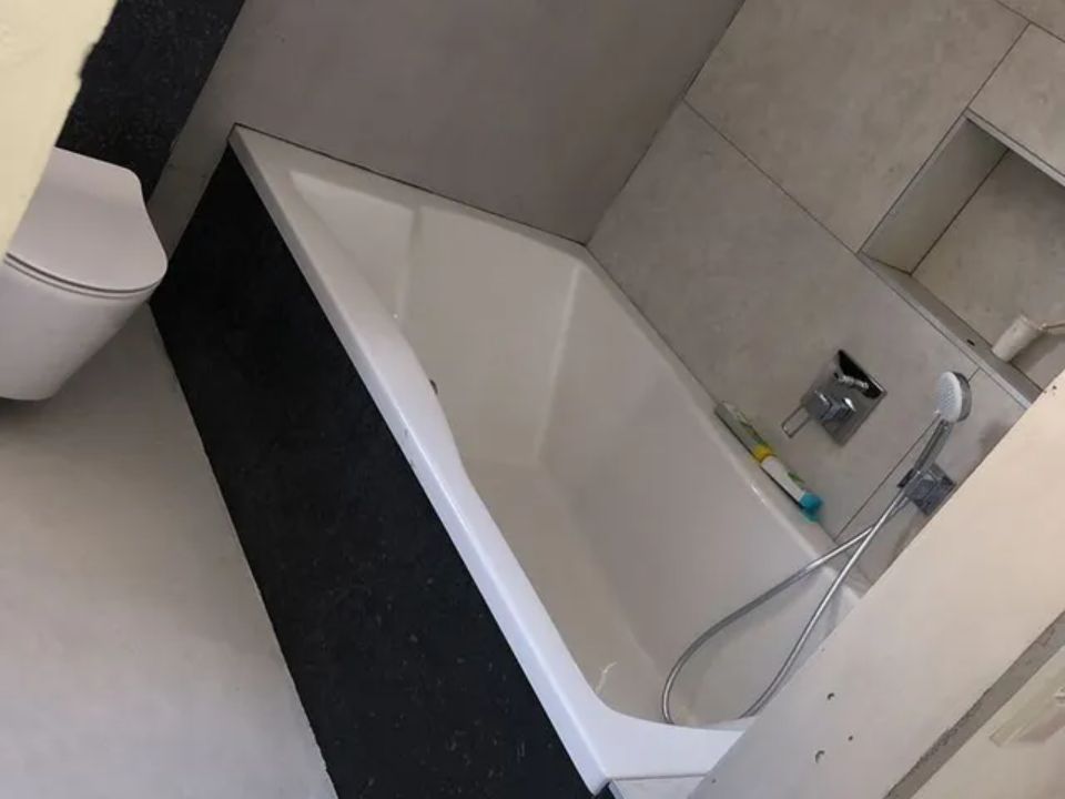 Moderne Badewanne in Schwarz eingebaut durch ARAGON Projektentwicklung & Bauwerksanierung GmbH
