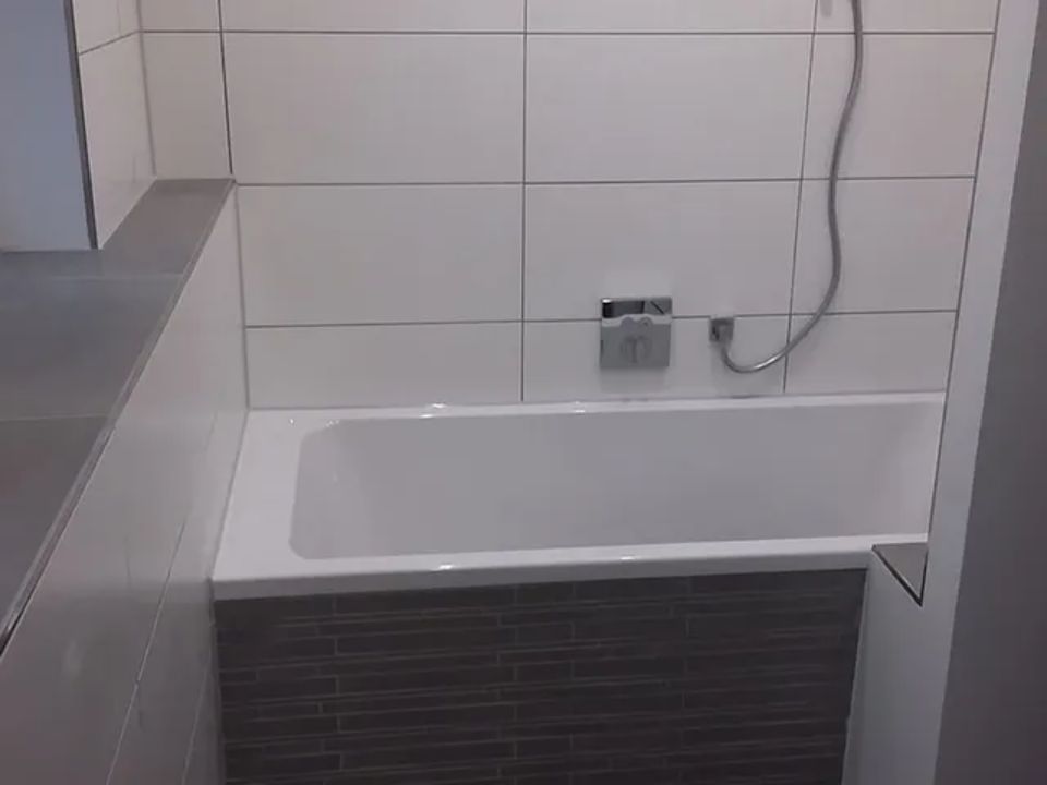 Badewanne auch für die kleinen Räume eingebaut durch ARAGON Projektentwicklung & Bauwerksanierung GmbH