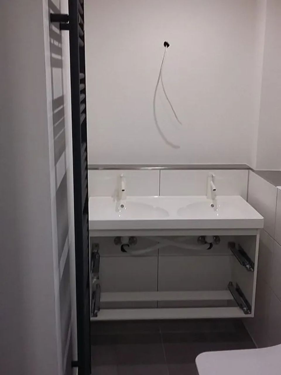 schlichtes Waschbecken eingebaut durch ARAGON Projektentwicklung & Bauwerksanierung GmbH