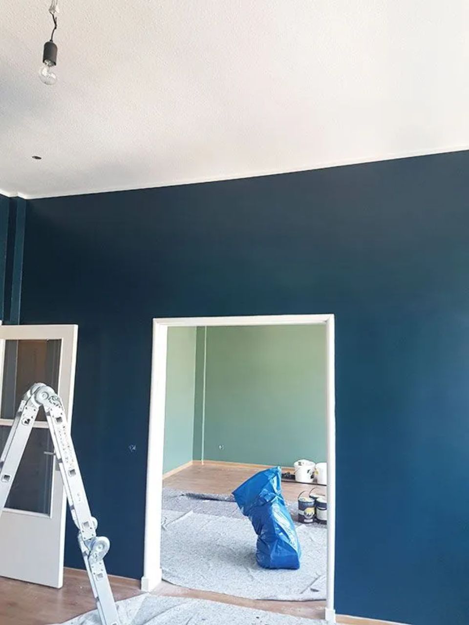 Anstrich mit dunkelgrüner Farbe im Wohnzimmer und hellgrüner Farbe im Esszimmer, ausgeführt durch ARAGON Projektentwicklung & Bauwerksanierung GmbH