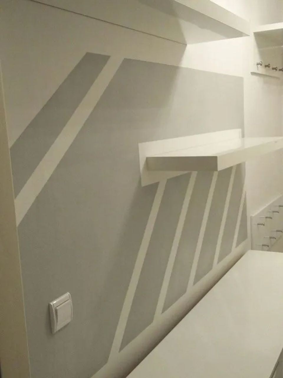 Malerarbeiten mit Streifen in Grau, ausgeführt durch ARAGON Projektentwicklung & Bauwerksanierung GmbH