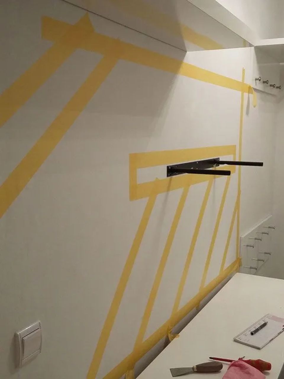 Wand mit gelbem Muster, ausgeführt durch ARAGON Projektentwicklung & Bauwerksanierung GmbH