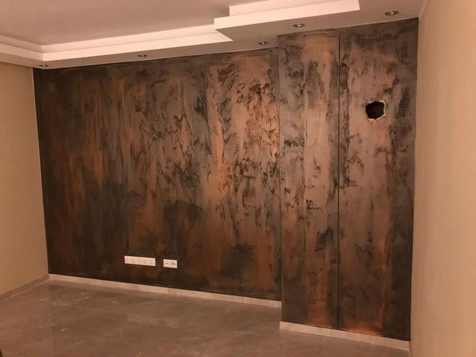 Wand in Marmor-Optik im Wohnzimmer, ausgeführt durch ARAGON Projektentwicklung & Bauwerksanierung GmbH
