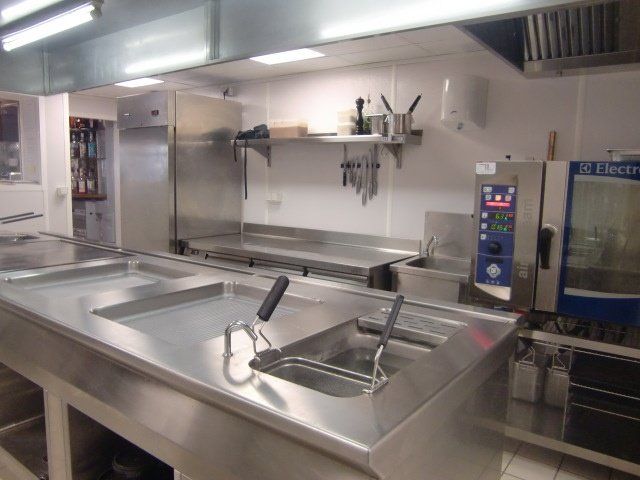 Friteuses dans une cuisine professionnelle