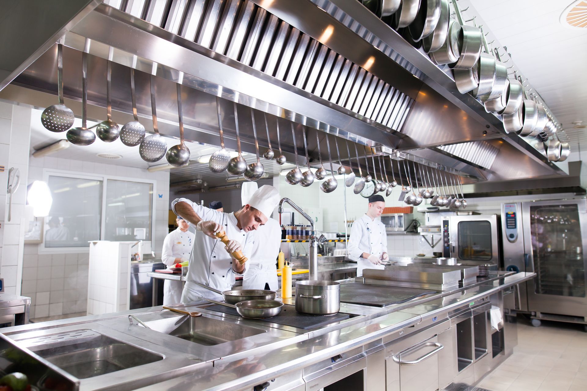 Plusieurs cuisiniers au travail
