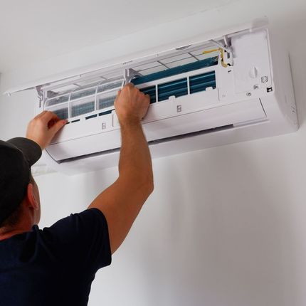 Vérification d'un climatiseur par un professionnel