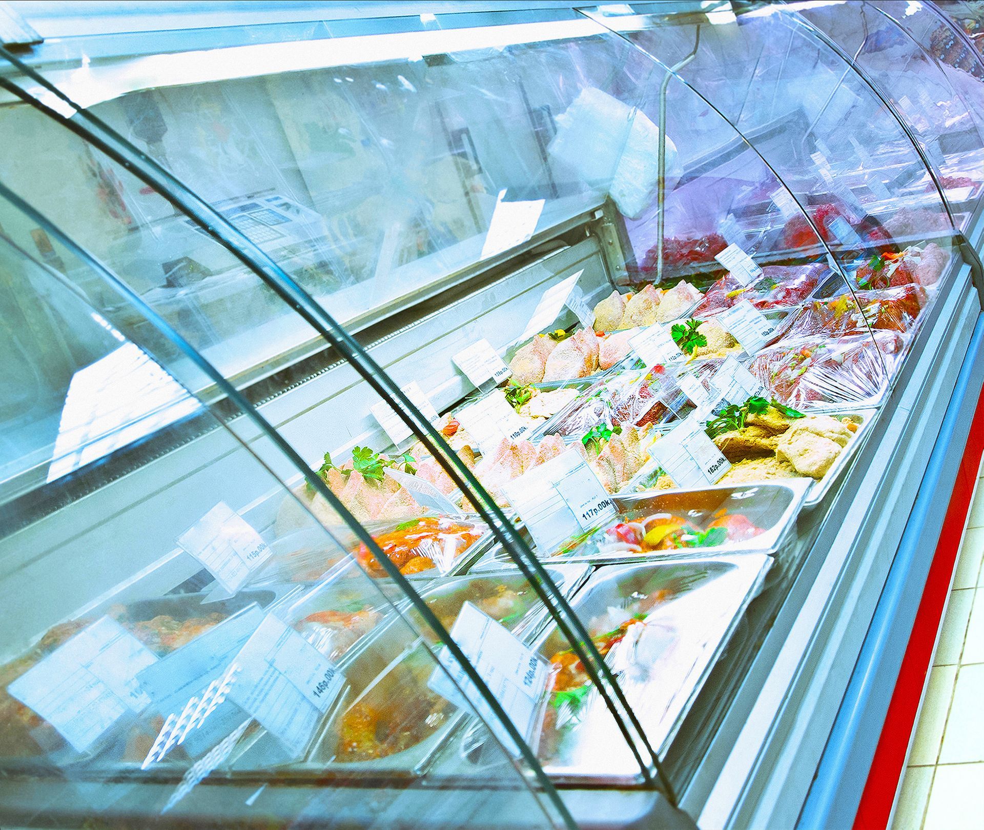 Plats préparés sous une vitrine réfrigérée