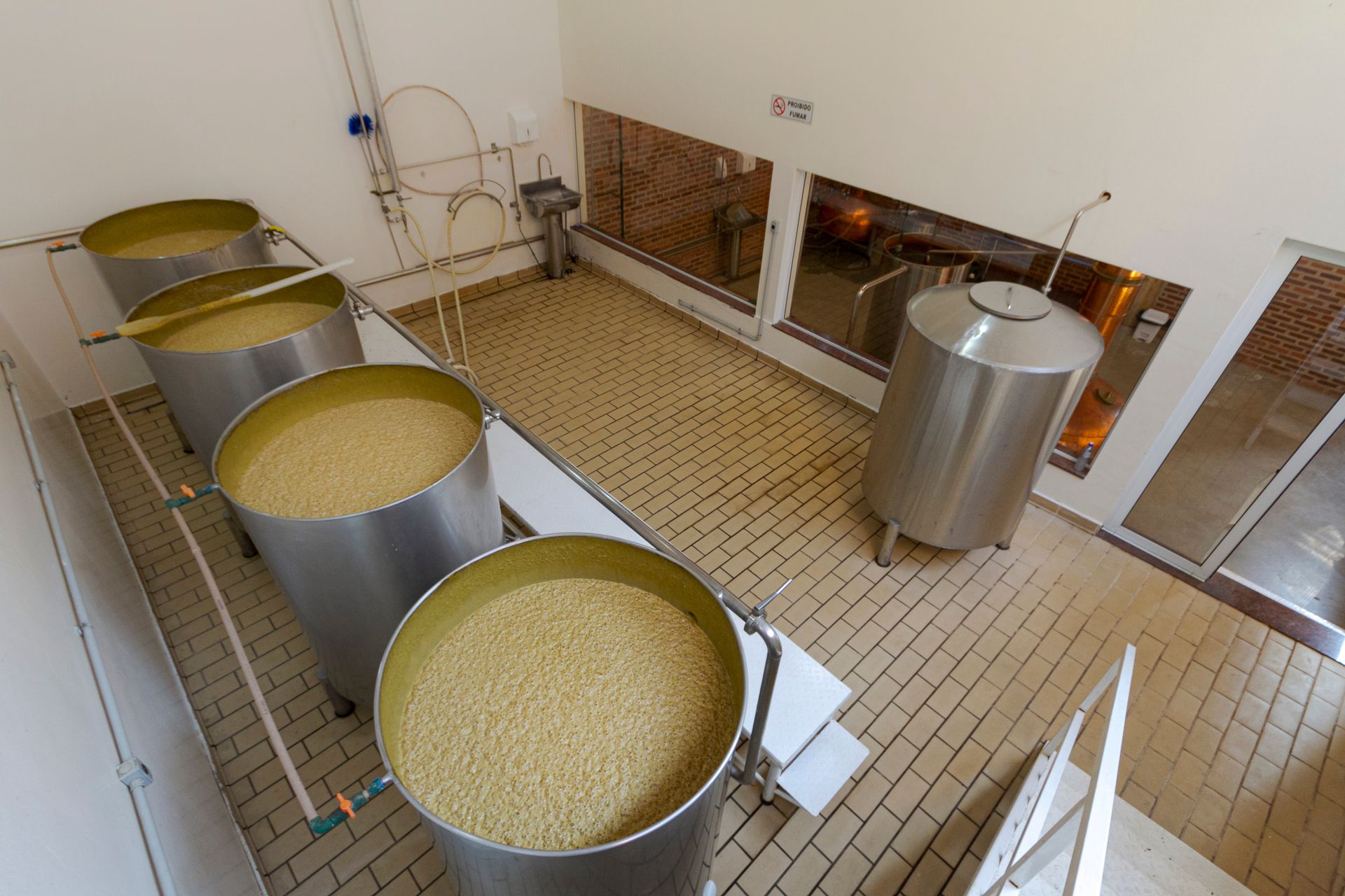 Chambres de fermentation avec cuves