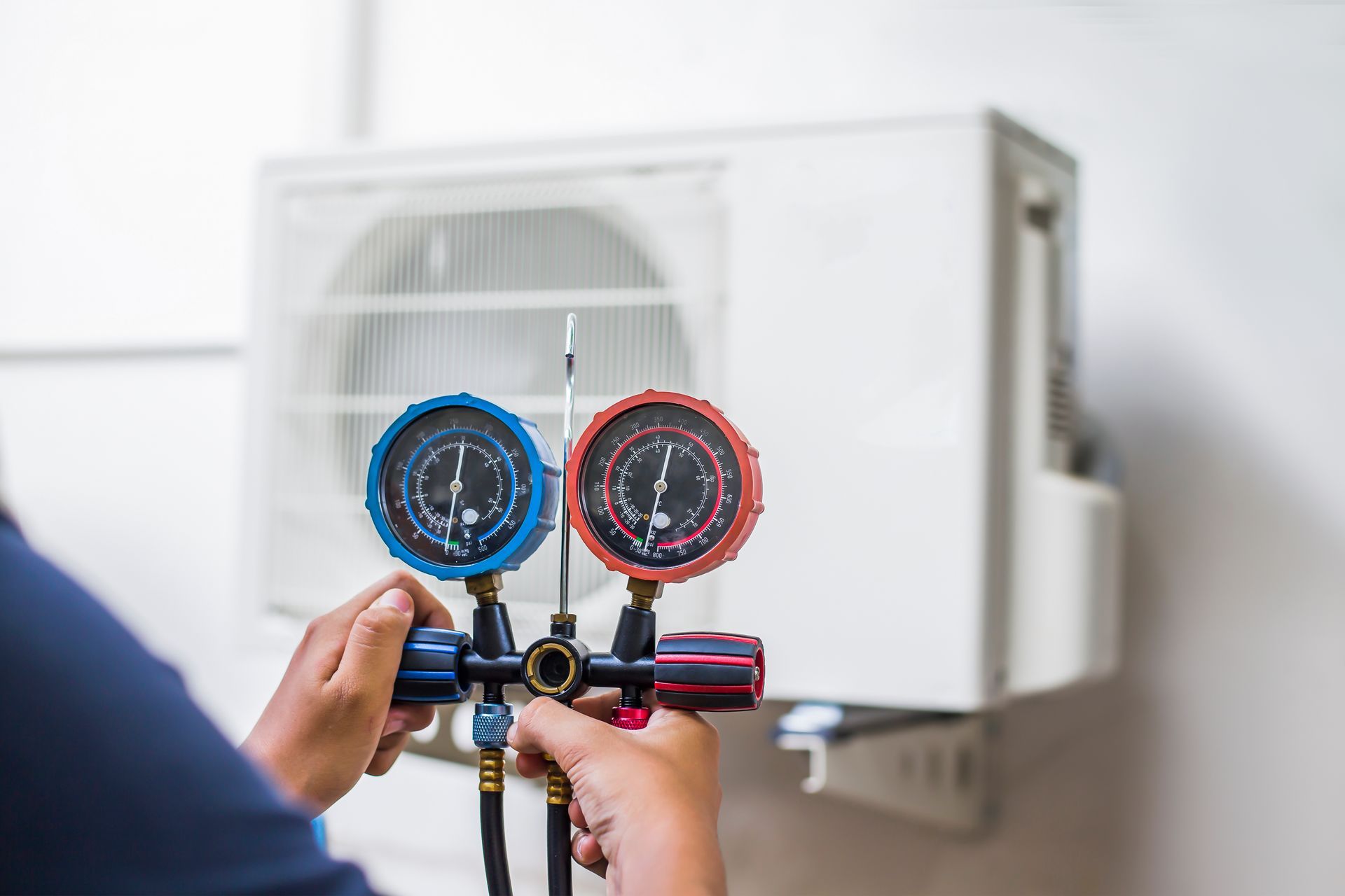Vérification de la pression d'un climatiseur