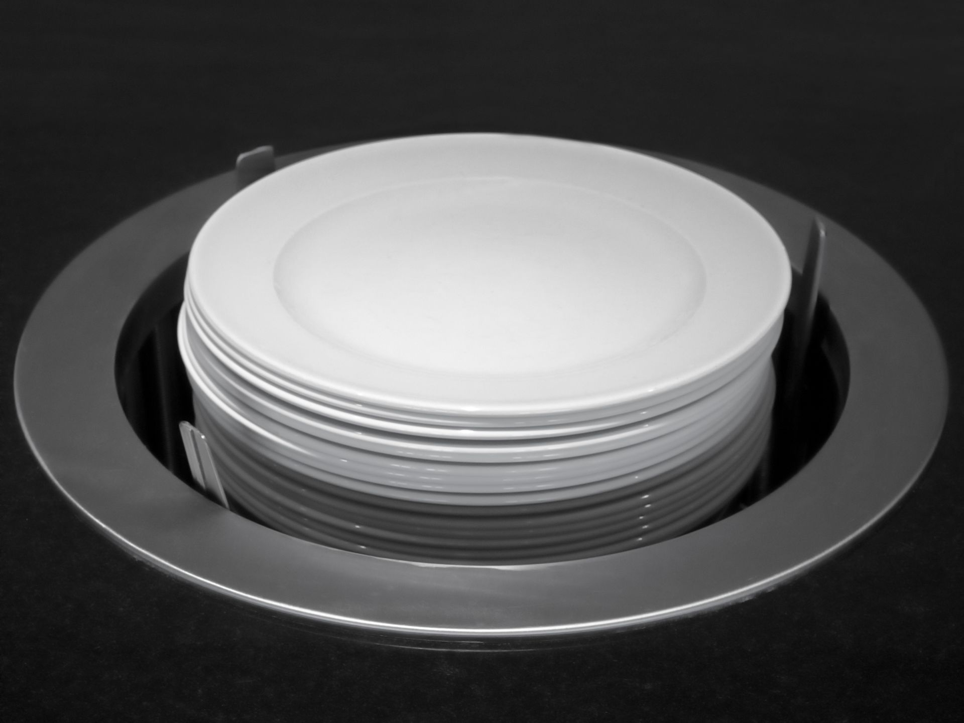 Chauffe-assiette d'assiettes blanches