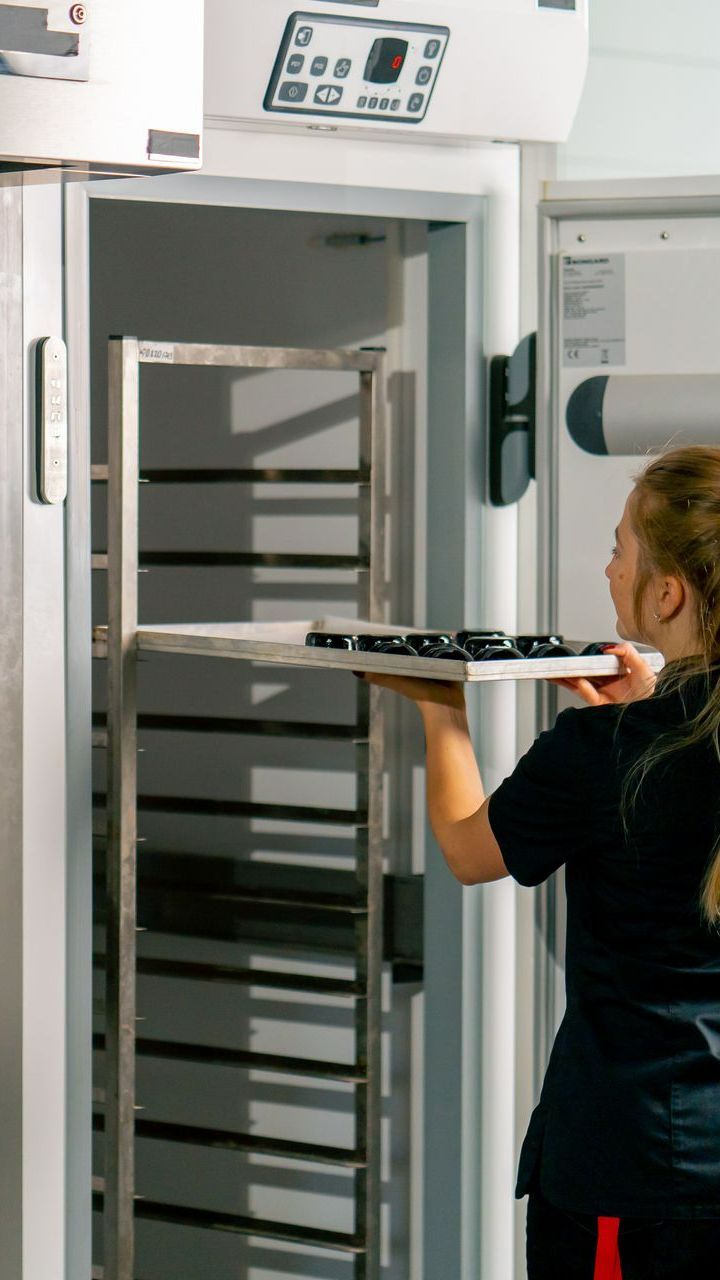 Femme en train de sortir un plateau