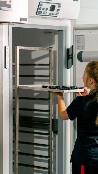 Sortie d'un plateau par une jeune femme