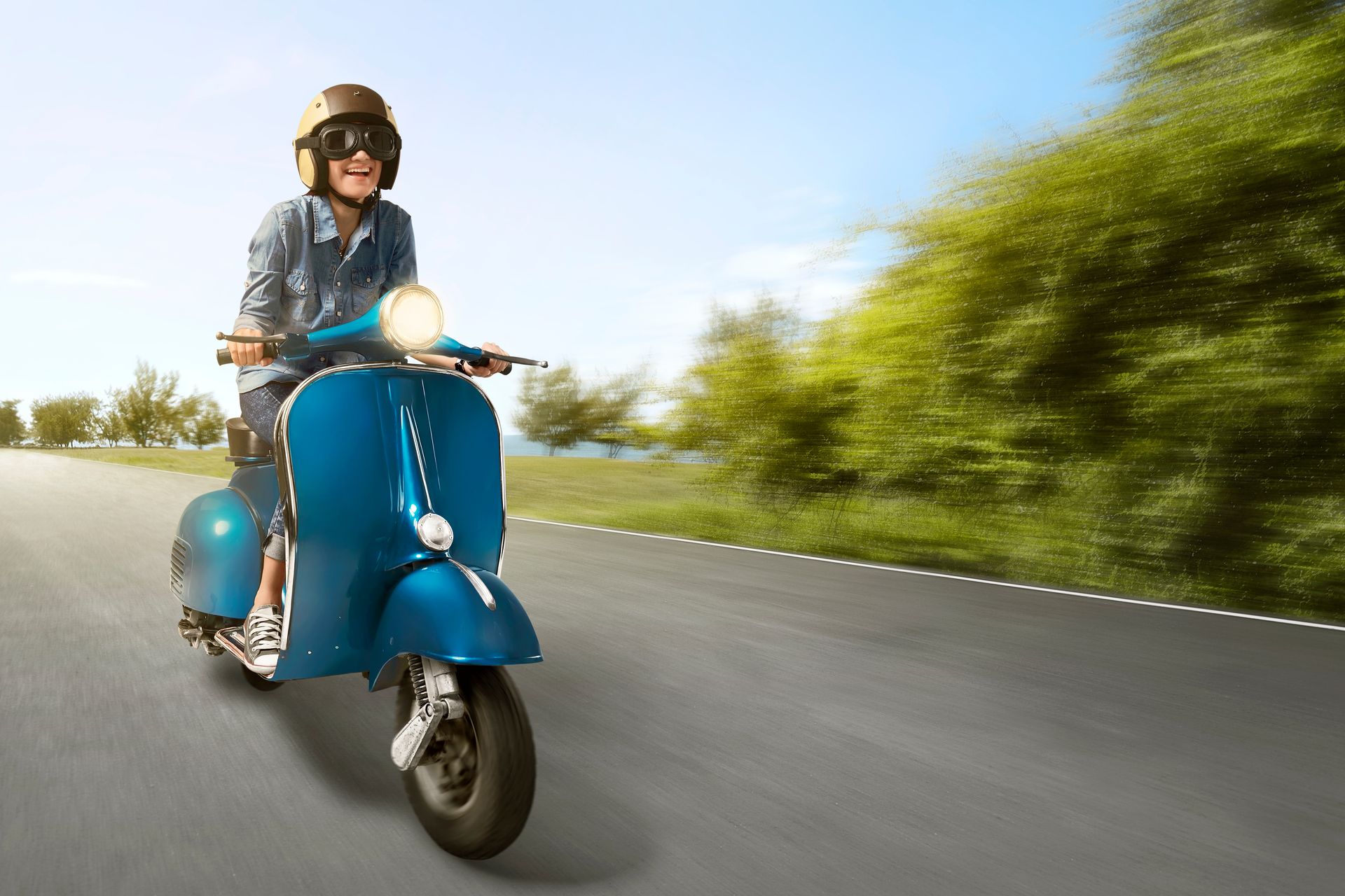 Personne sur un scooter en route