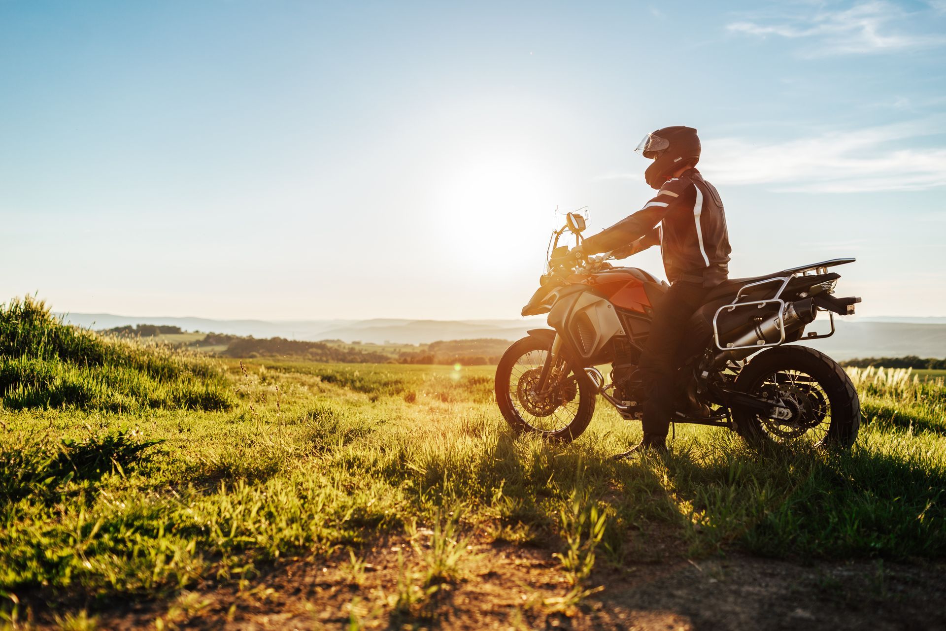 Homme arrêté sur une moto