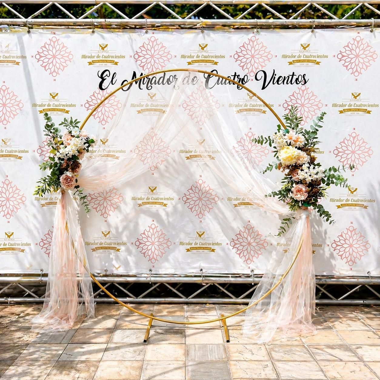 Elegante telón de fondo para bodas con cortinas blancas, arreglos florales y decoración