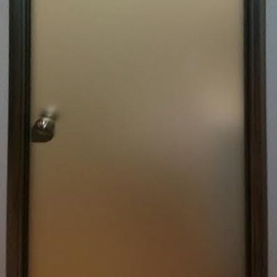 Πόρτα μπάνιου σατινέ με κάσα inox.