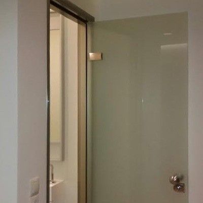 Πόρτα μπάνιου σατινέ με κάσα inox.