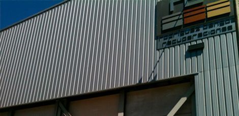 A building with a sign on it that says ' servicios y construcciones '