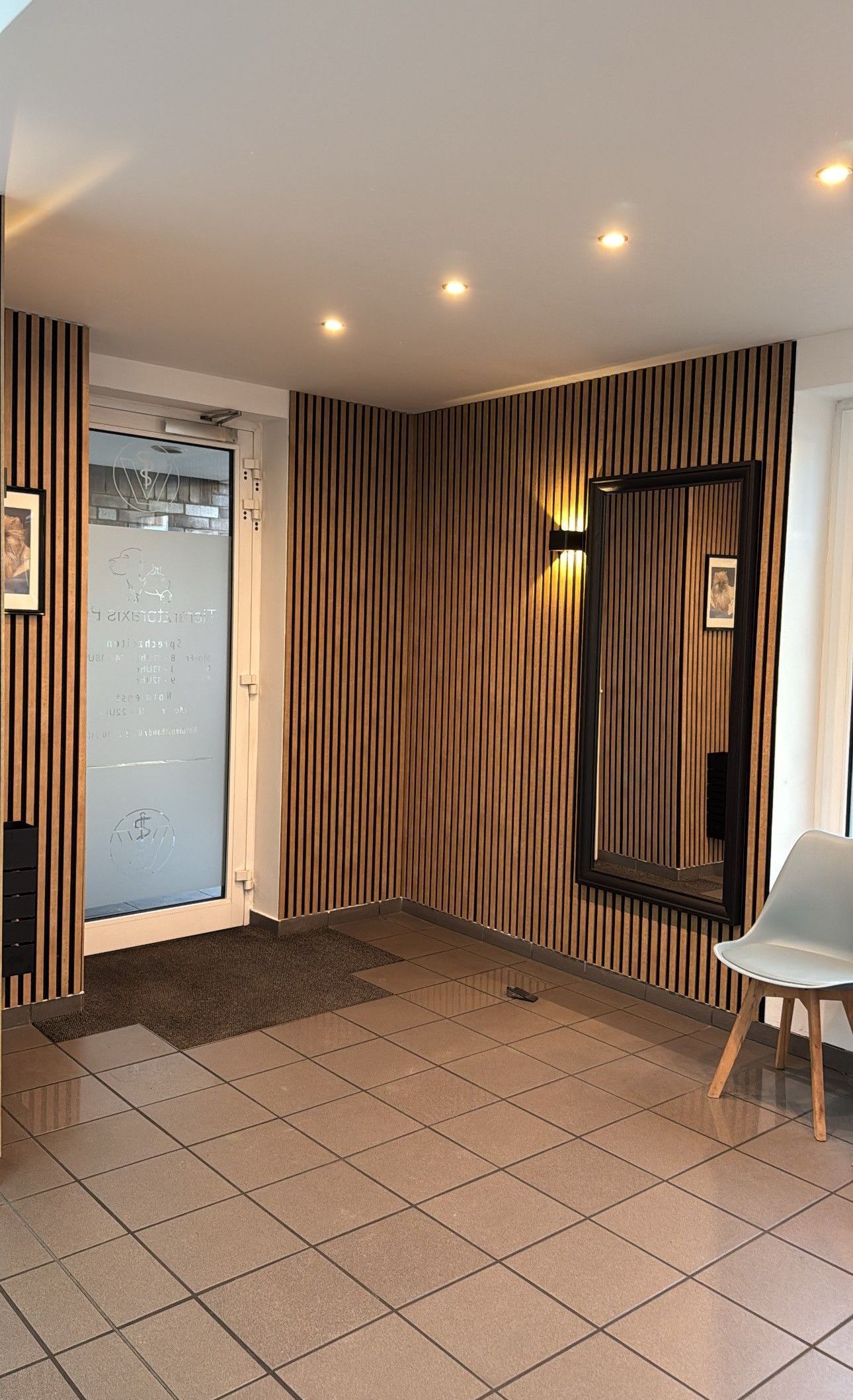 Eingangsbereich mit Wartezimmer der Tierarztpraxis Ben in Meerbusch