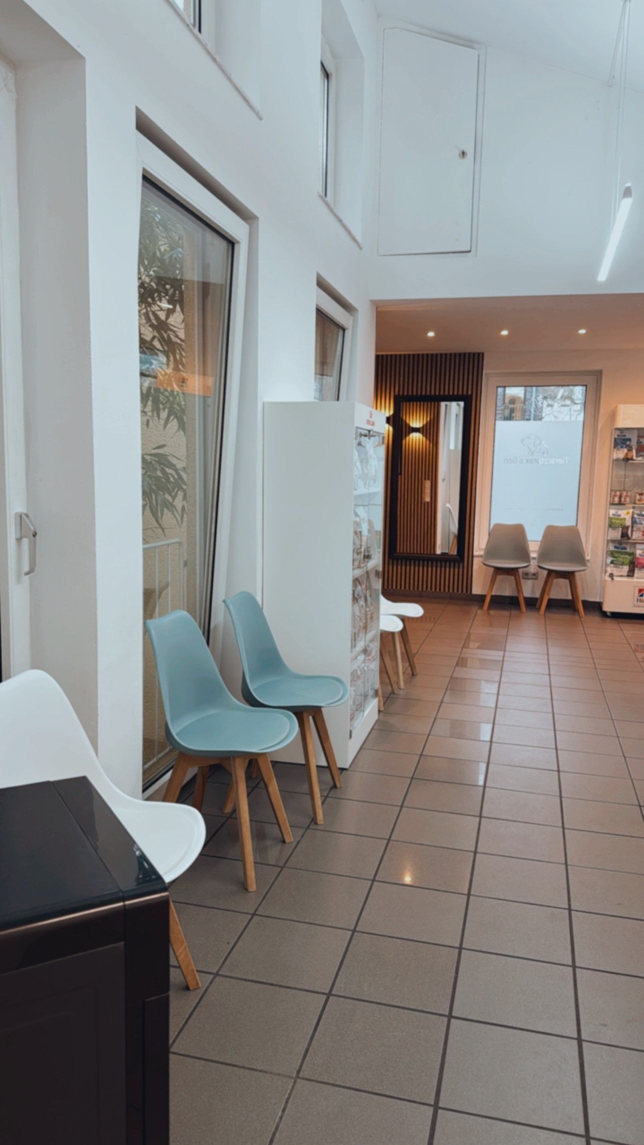 Wartebereich mit Broschüren in einer Vitrine in der Tierarztpraxis Ben in Meerbusch