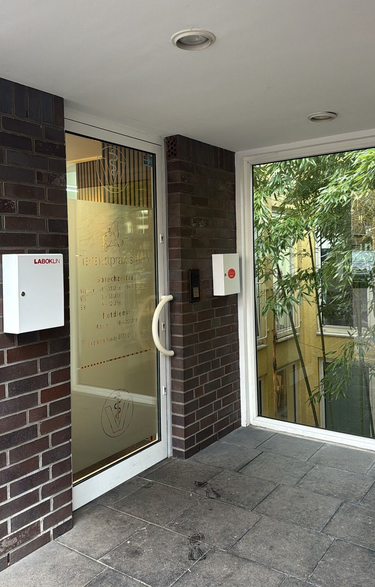 Eingangstür mit Logo der Tierarztpraxis Ben in Meerbusch
