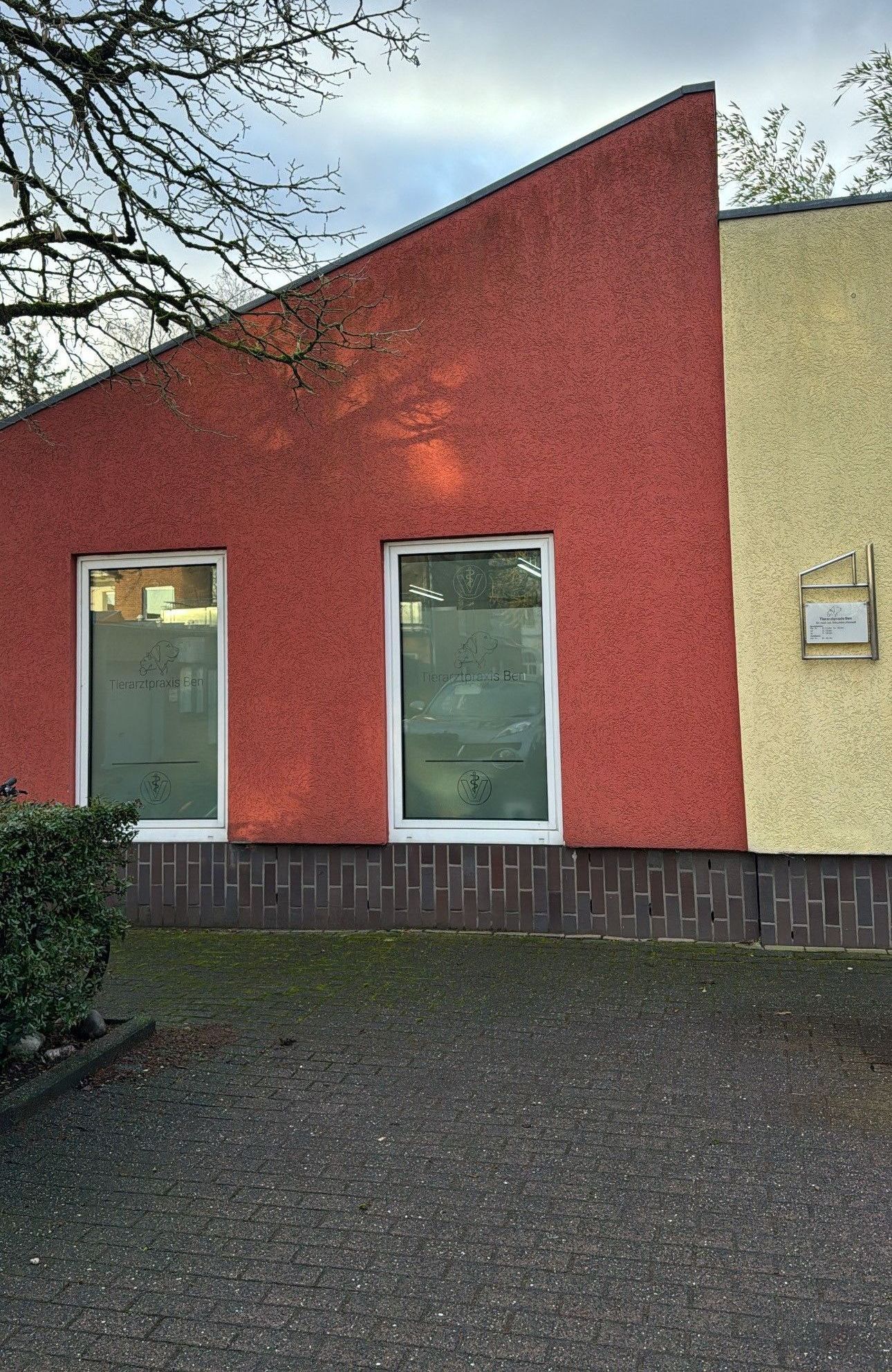 Außenansicht des Hauses der Tierarztpraxis Ben in Meerbusch