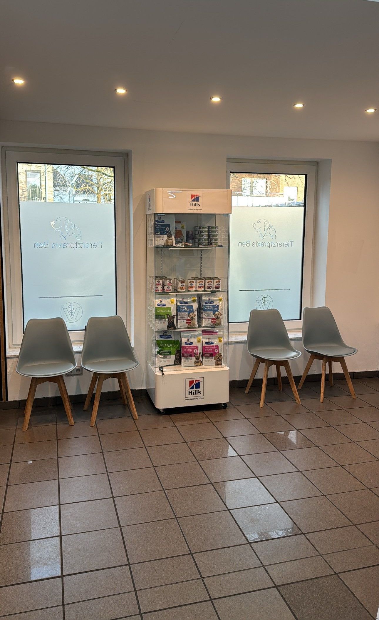 Wartezimmer mit Tierfutter in einer Vitrine der Tierarztpraxis Ben in Meerbusch