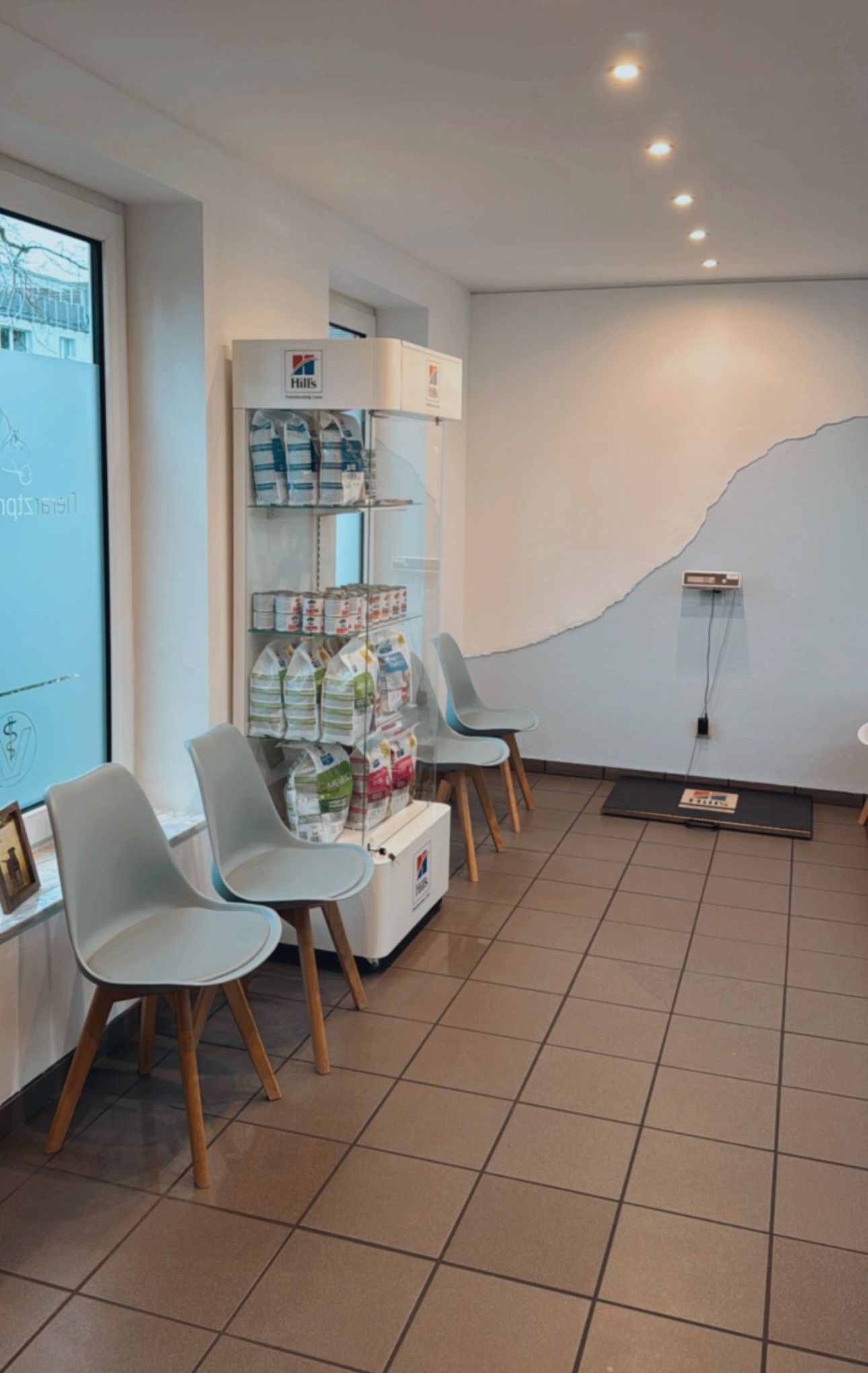 Wartezimmer mit Tierwaage der Tierarztpraxis Ben in Meerbusch