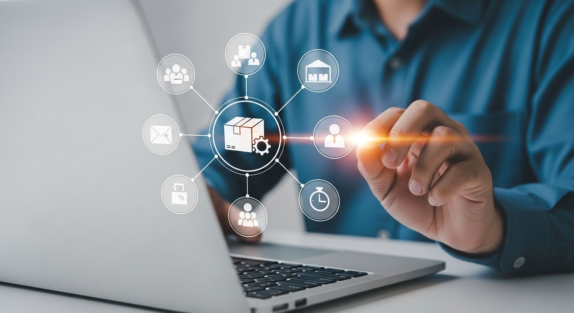Personne utilisant un ordinateur portable avec des icônes graphiques représentant la logistique et la chaîne d'approvisionnement.