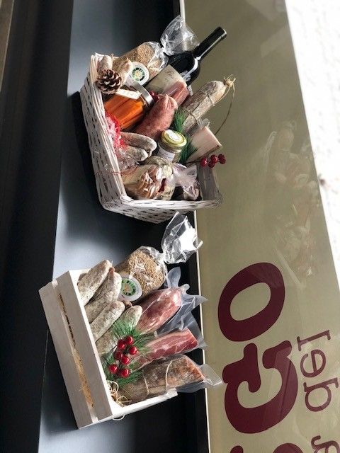 Due cesti di dolcetti confezionati assortiti su un davanzale