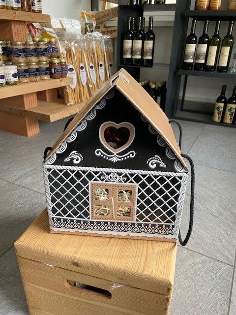 Cestino decorativo nero a forma di casa con dettagli a forma di cuore