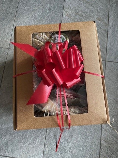 Scatola regalo marrone con fiocco di nastro rosso 