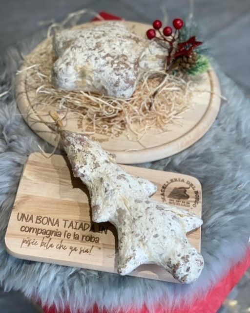 Due etichette regalo rustiche su paglia con bacche rosse festive, una con la scritta “Una bona T…”