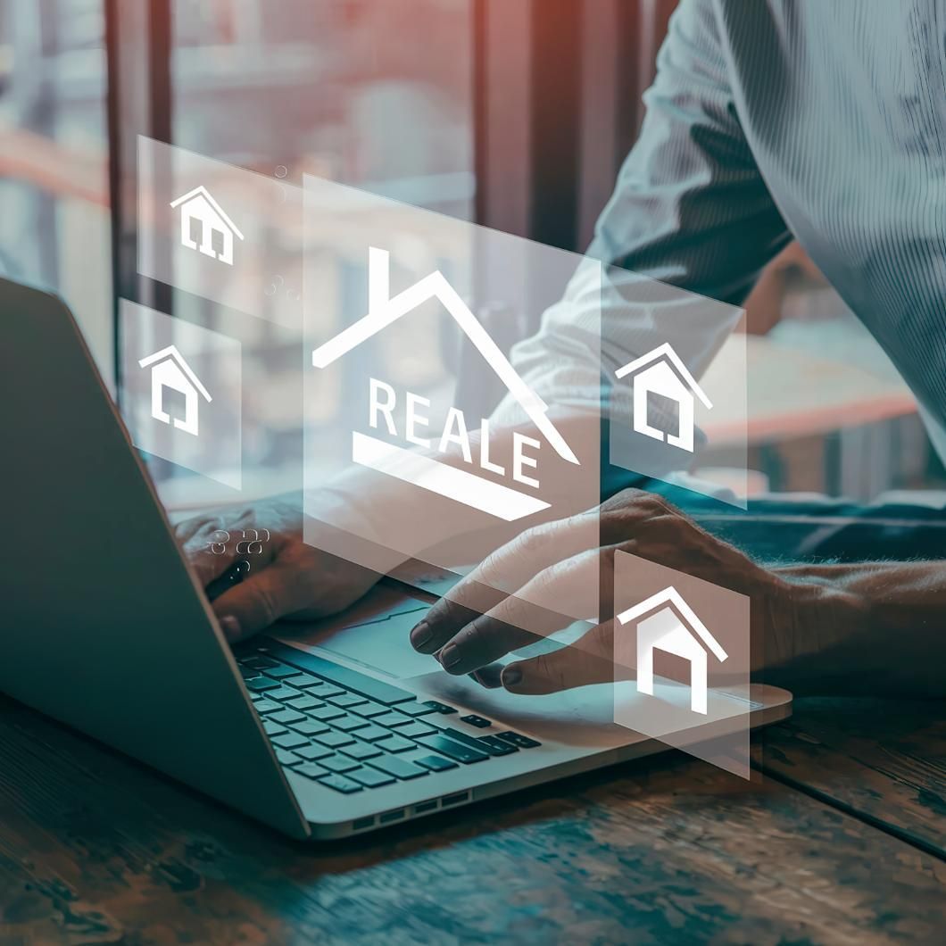 Persona que usa una computadora portátil con un gráfico superpuesto de una casa con la palabra