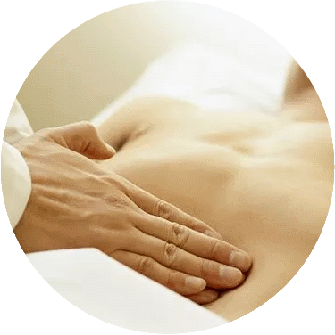 Una persona está recibiendo un masaje en el estómago.