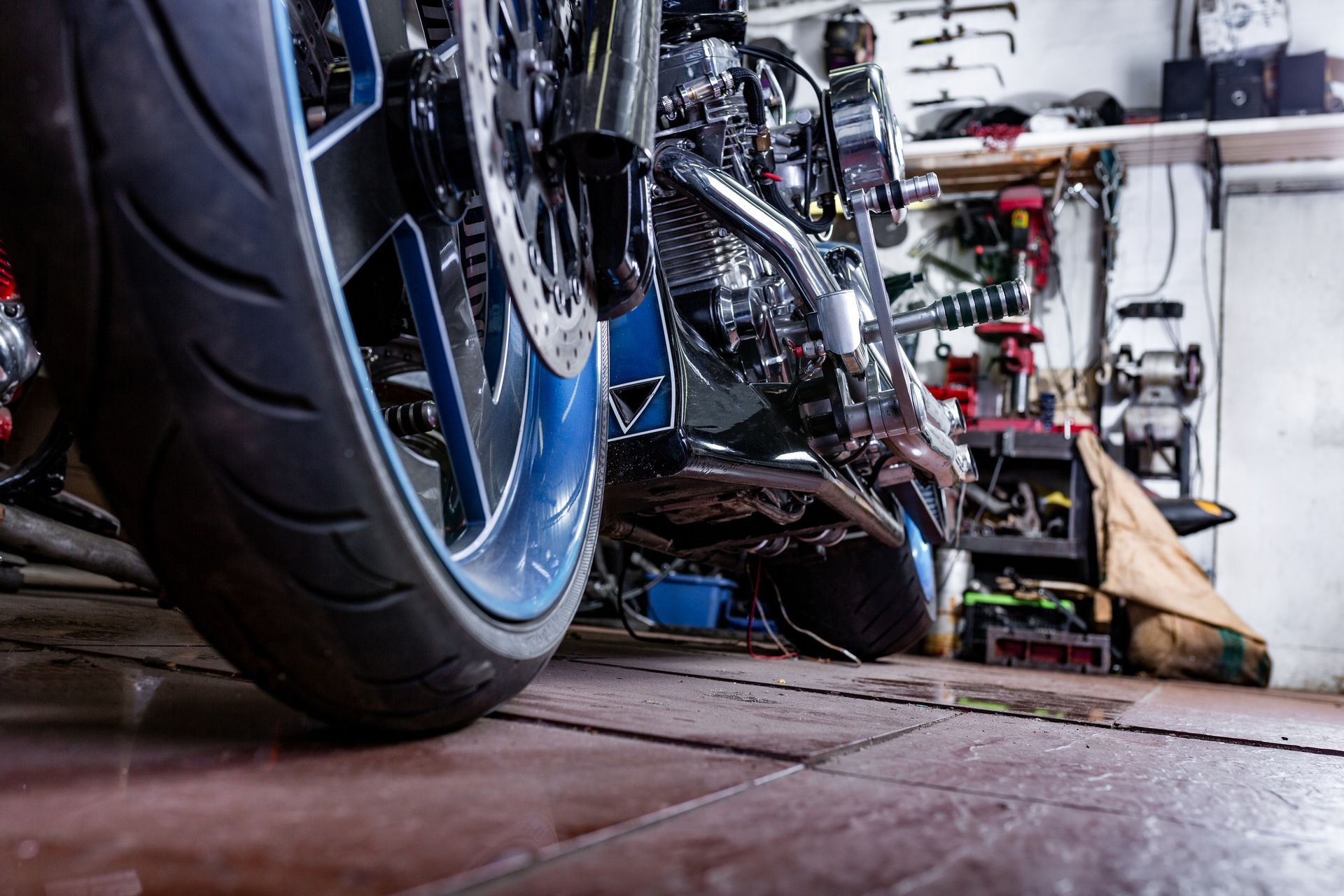 Un primer plano de una rueda de motocicleta en un garaje.