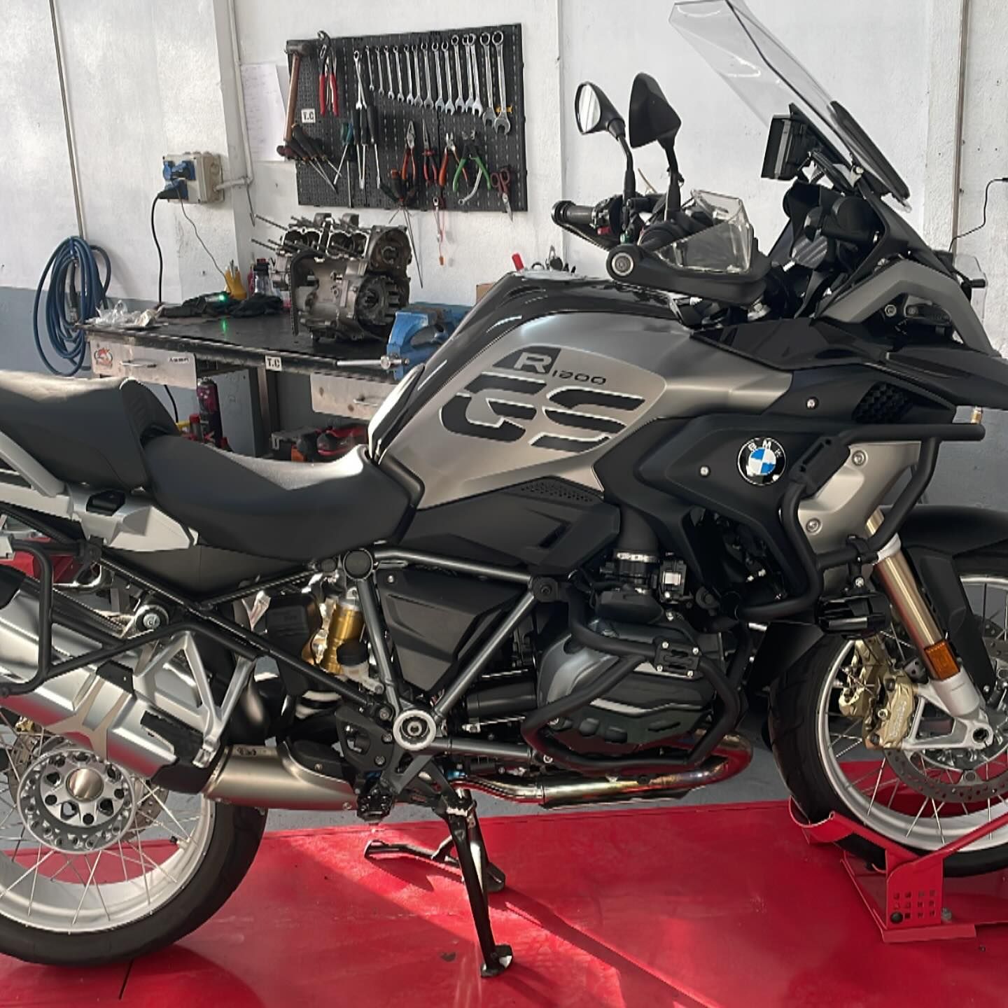 Una motocicleta BMW GS está estacionada en un garaje.