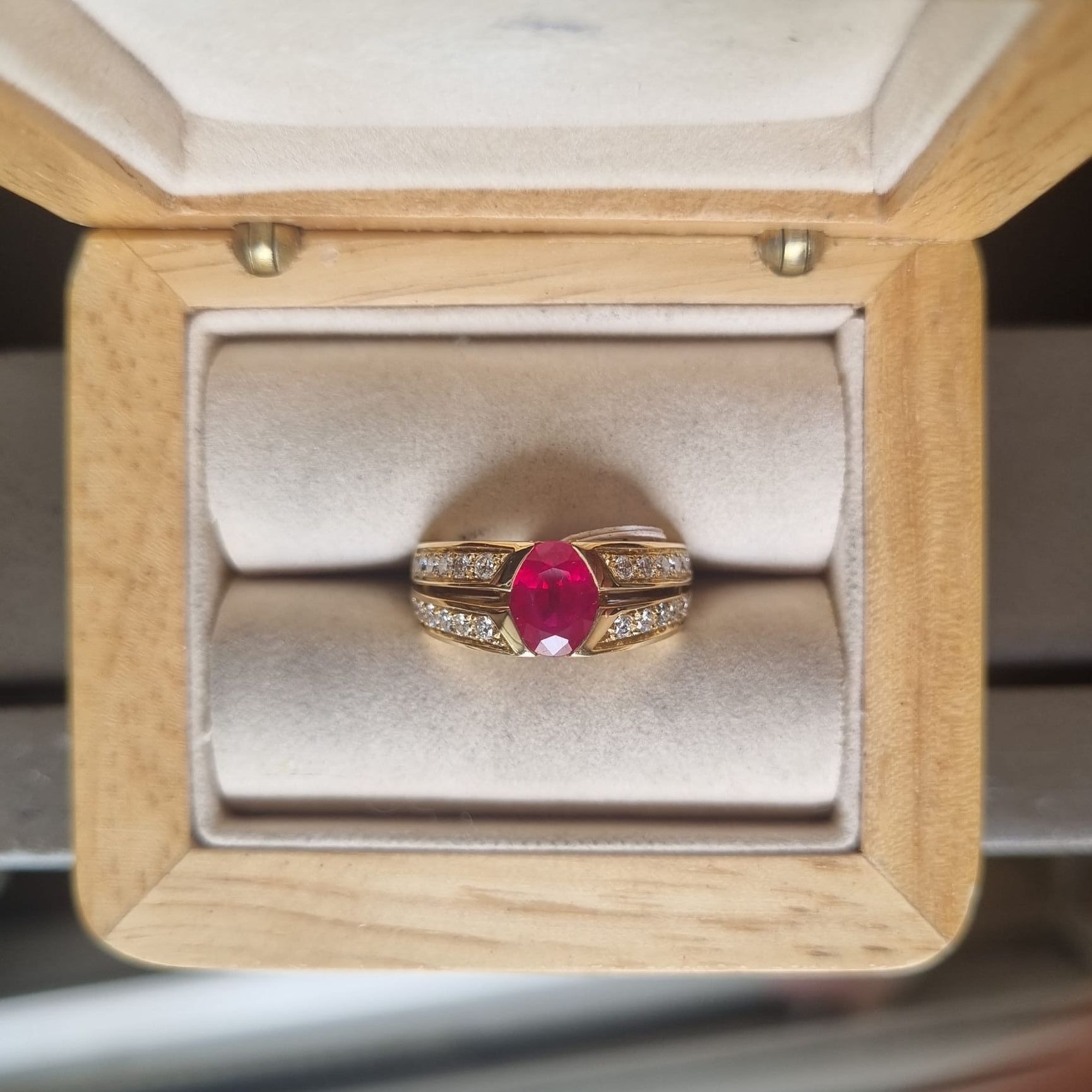 Bague en or, diamants et pierre précieuse