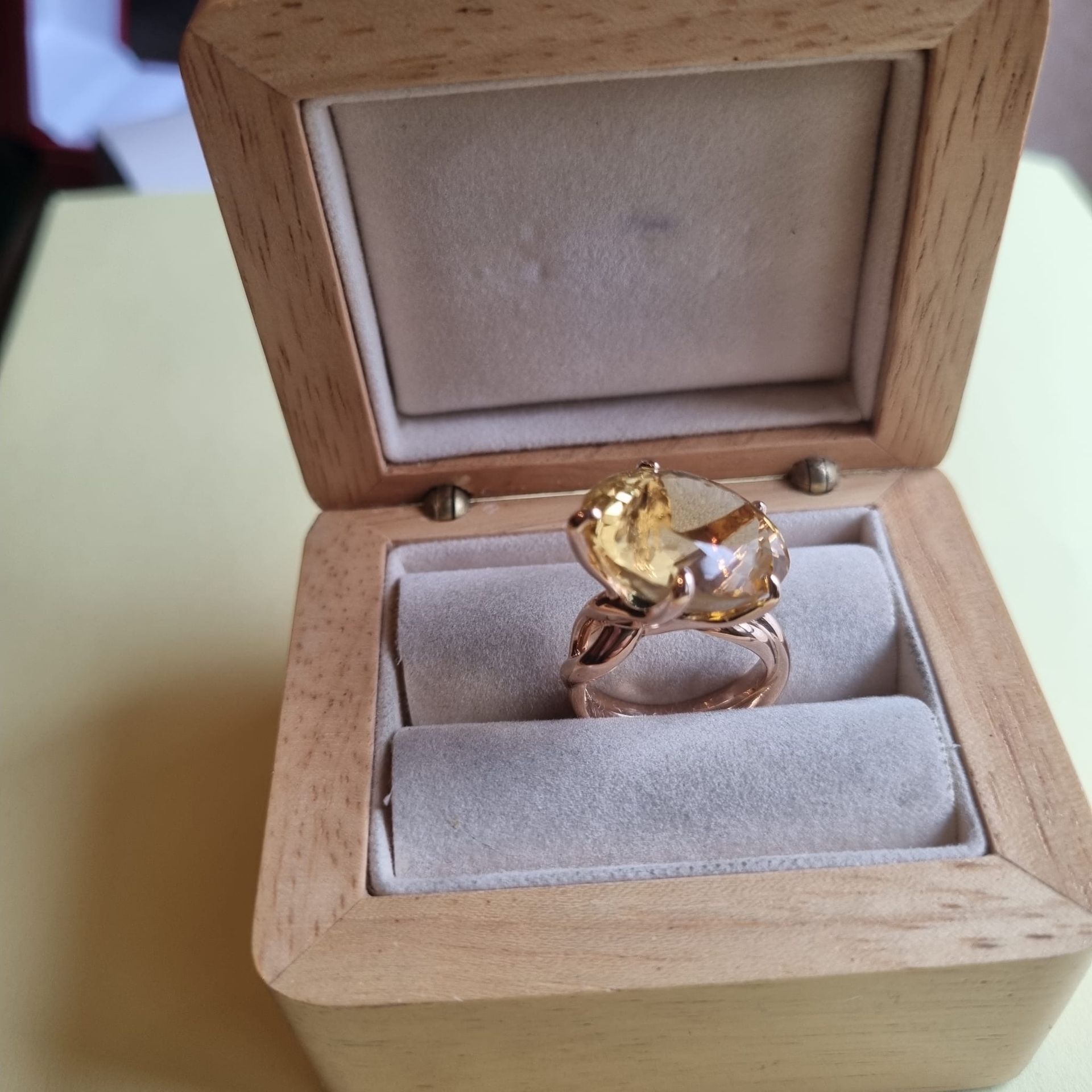 Bague avec une pierre précieuse dorée